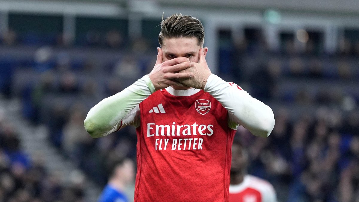 Arsenal's Viktor Gyoekeres celebrates after scoring his side's opening goal from the penalty spot during the English Premier League soccer match between Everton and Arsenal in Liverpool, U.K., Dec. 20, 2025. (AP Photo)