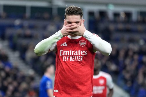 Arsenal's Viktor Gyoekeres celebrates after scoring his side's opening goal from the penalty spot during the English Premier League soccer match between Everton and Arsenal in Liverpool, U.K., Dec. 20, 2025. (AP Photo)