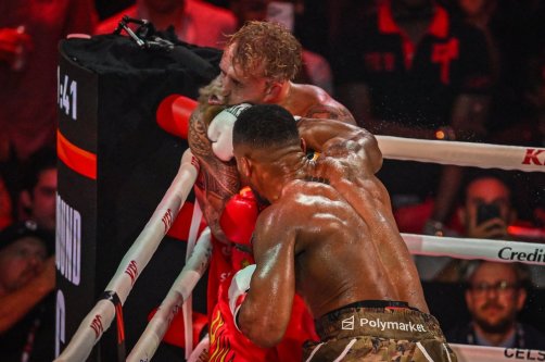 U.S. boxer and influencer Jake Paul (L) and British boxer Anthony Joshua fight in a non-title heavyweight bout in Miami, Florida, Dec. 19, 2025. (AFP Photo)