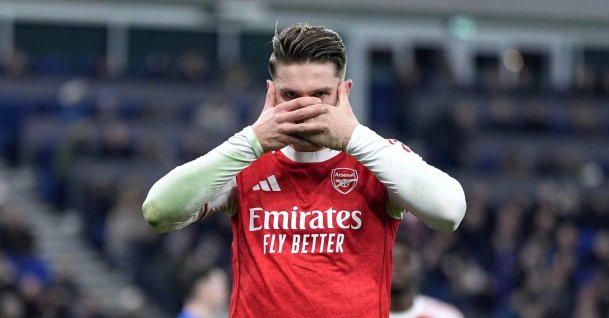 Arsenal's Viktor Gyoekeres celebrates after scoring his side's opening goal from the penalty spot during the English Premier League soccer match between Everton and Arsenal in Liverpool, U.K., Dec. 20, 2025. (AP Photo)