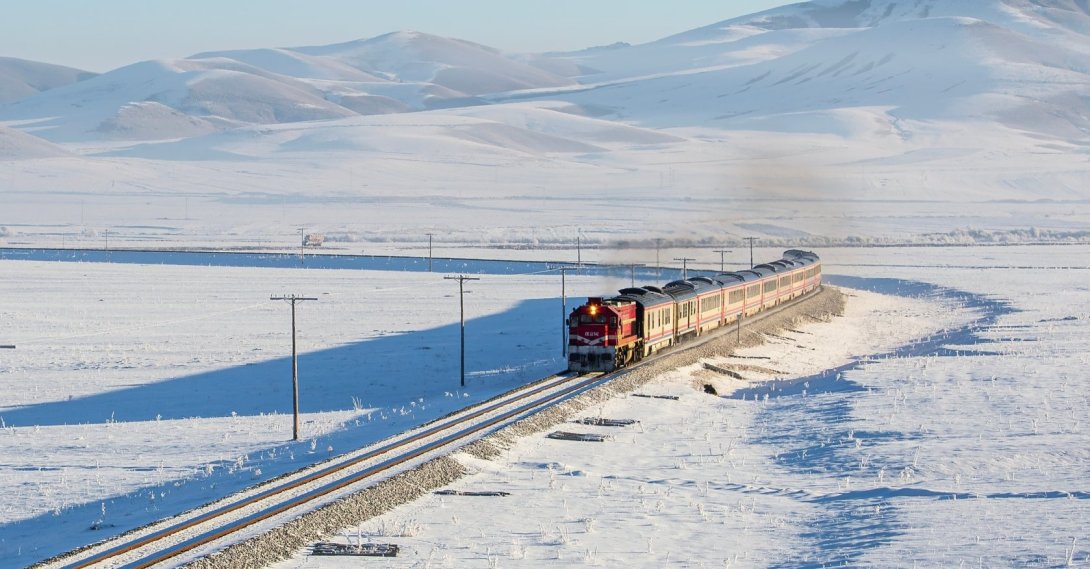 The Touristic Eastern Express travels along snow-covered tracks near Kars, eastern Türkiye, Jan. 20, 2020. (Shutterstock Photo)