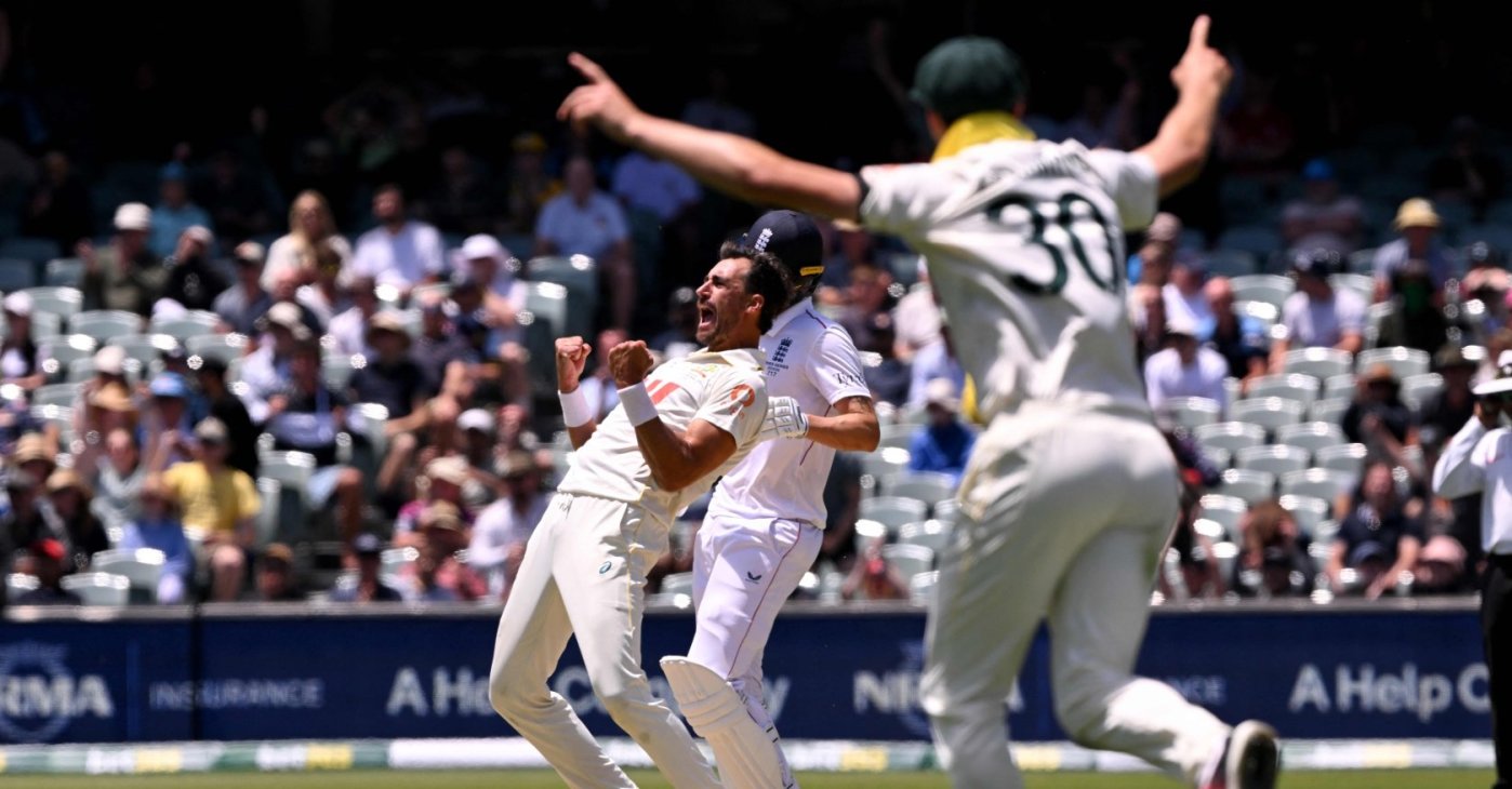 Australia's Mitchell Starc (L) celebrates dismissing England batsman Jofra Archer on the final day of the 3rd Ashes Test, Adelaide, Australia, Dec. 21, 2025. (AFP Photo)