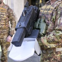 Italian soldiers stand guard holding anti-drone rifles near Palazzo Chigi ahead of a meeting between Italian Prime Minister Giorgia Meloni and Ukrainian President Volodymyr Zelenskyy in Rome, Italy, Dec. 9, 2025. (EPA File Photo)