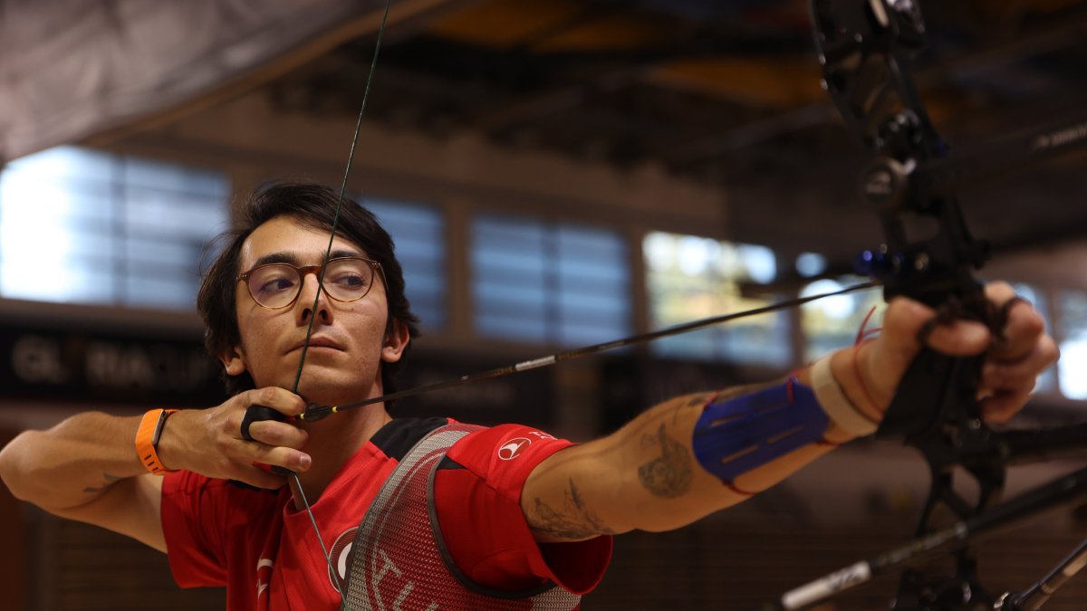 Turkish archer Mete Gazoz trains with the national team at a camp hotel, Antalya, Türkiye, Dec. 21, 2025. (AA Photo)