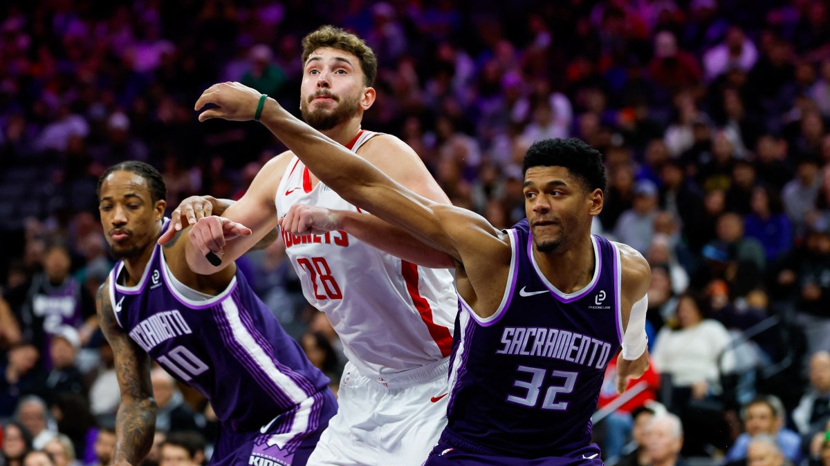 Sacramento Kings' Dylan Cardwell (R) and Houston Rockets center Alperen Şengün (C) fight for a rebound during overtime at Golden 1 Center, Sacramento, U.S., Dec. 21, 2025. (Reuters Photo)
