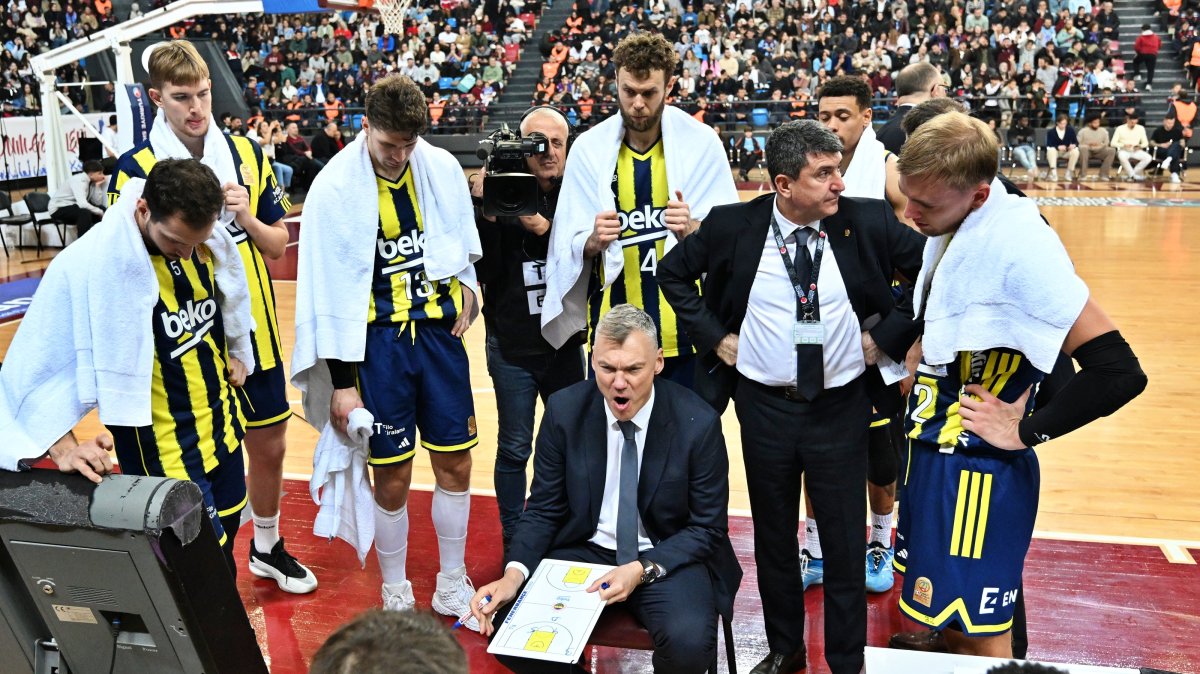 Fenerbahçe Beko coach Sarunas Jasikevicius (C) gives instructions to his players during the Süper Lig against Trabzonspor at Hayri Gür Sports Hall, Trabzon, Türkiye, Dec. 20, 2025. (AA Photo)