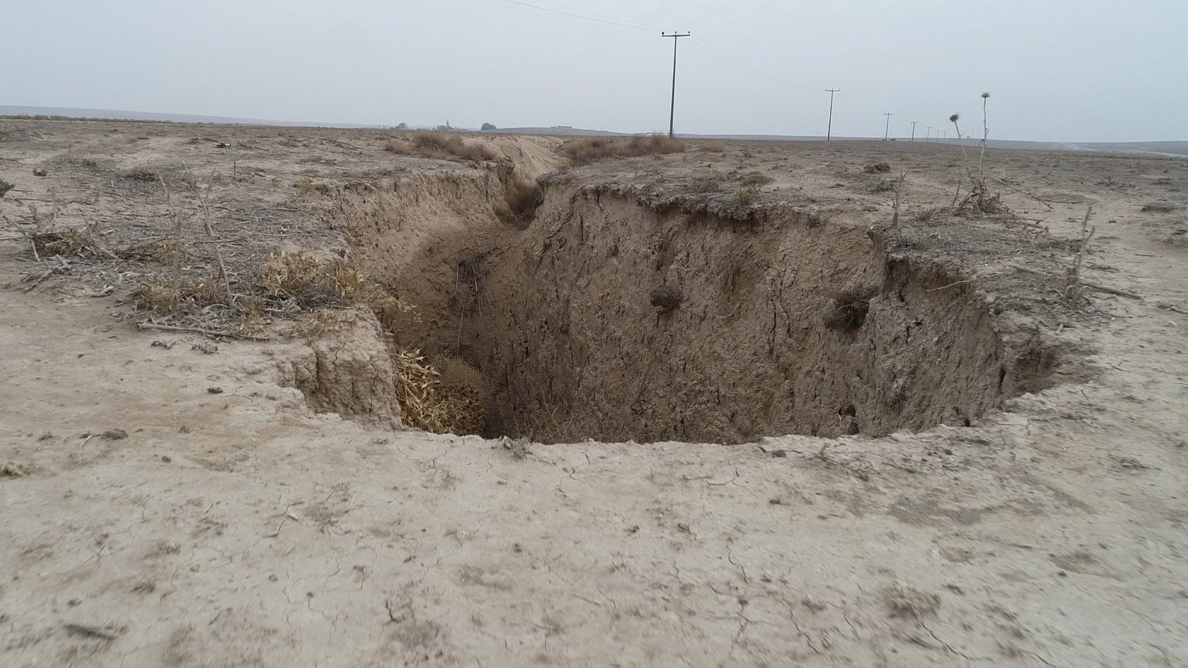 An empty sinkhole formed by ground subsidence in the Konya Closed Basin, Türkiye, Dec. 22, 2025. (DHA Photo)