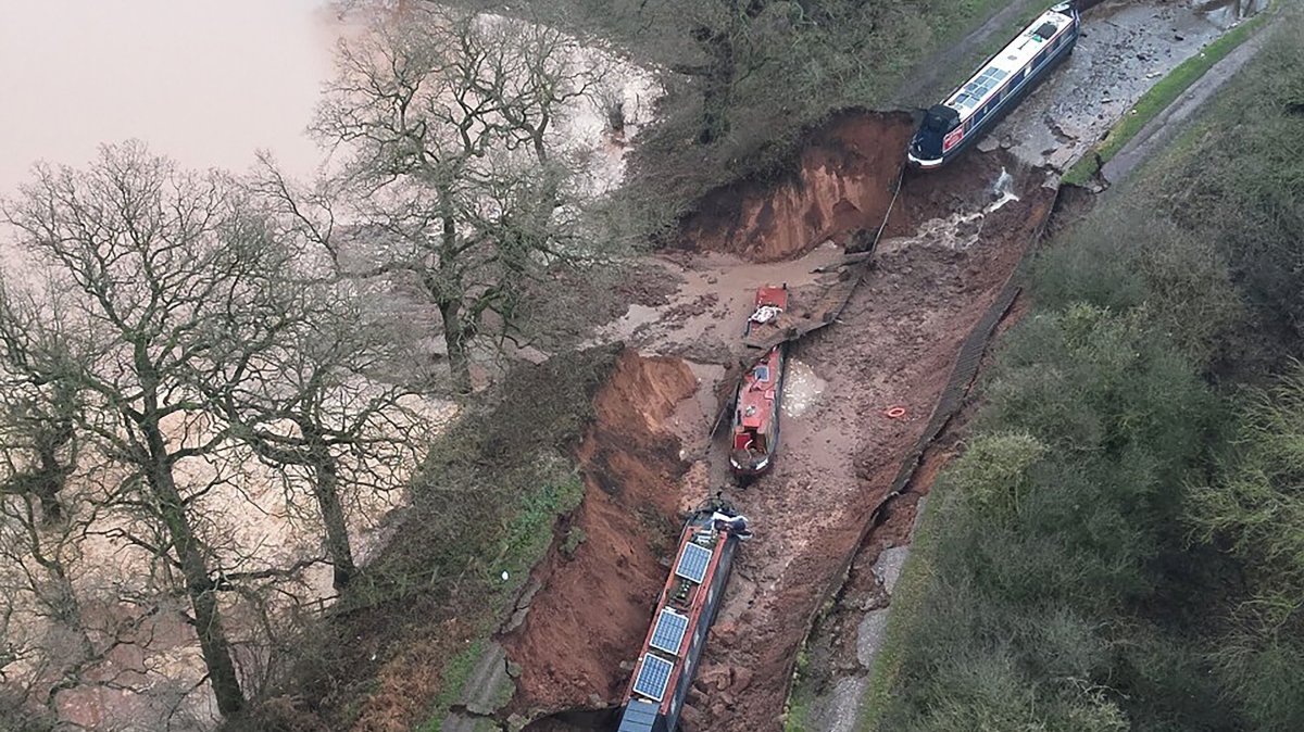 This handout aerial photo taken and released by the Shropshire Fire and Rescue Service shows boats on the bed of the canal after a sinkhole developed along the Shropshire Union Canal, draining the water, in the Chemistry area of Whitchurch, Shropshire, central England, Dec. 22, 2025. (AFP Photo)