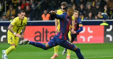 Barcelona's Raphinha scores the opening goal during the La Liga match against Villarreal at La Ceramica Stadium, Villarreal, Spain, Dec. 21, 2025. (AFP Photo)