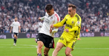 Beşiktaş's Cengiz Under (L) battles for the ball with Fenerbahçe's Kerem Aktürkoğlu during the Süper Lig match at Tüpraş Stadium, Istanbul, Türkiye, Nov. 2, 2025. (Getty Images Photo)