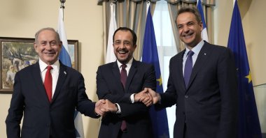 Greek Prime Minister Kyriakos Mitsotakis (R), Greek Cypriot head Nikos Christodoulides (C) and Israeli Prime Minister Benjamin Netanyahu (L) join hands after their meeting, Nicosia (Lefkoşa), Sept. 4, 2023. (AP Photo)
