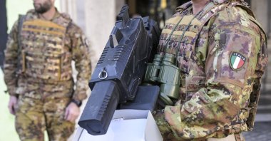 Italian soldiers stand guard holding anti-drone rifles near Palazzo Chigi ahead of a meeting between Italian Prime Minister Giorgia Meloni and Ukrainian President Volodymyr Zelenskyy in Rome, Italy, Dec. 9, 2025. (EPA File Photo)