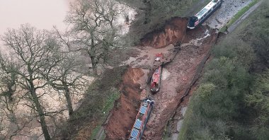This handout aerial photo taken and released by the Shropshire Fire and Rescue Service shows boats on the bed of the canal after a sinkhole developed along the Shropshire Union Canal, draining the water, in the Chemistry area of Whitchurch, Shropshire, central England, Dec. 22, 2025. (AFP Photo)