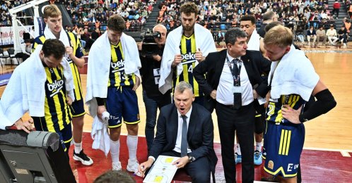 Fenerbahçe Beko coach Sarunas Jasikevicius (C) gives instructions to his players during the Süper Lig against Trabzonspor at Hayri Gür Sports Hall, Trabzon, Türkiye, Dec. 20, 2025. (AA Photo)
