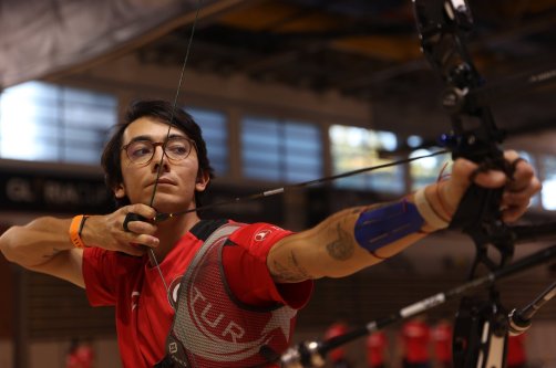 Turkish archer Mete Gazoz trains with the national team at a camp hotel, Antalya, Türkiye, Dec. 21, 2025. (AA Photo)