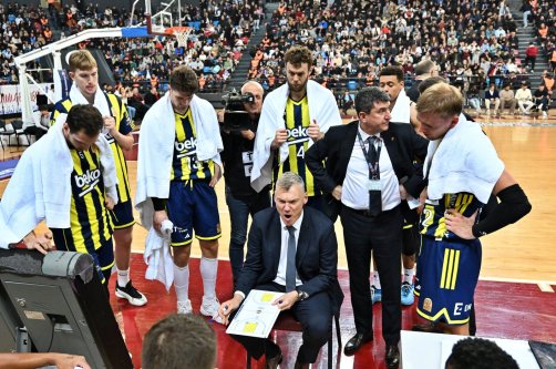 Fenerbahçe Beko coach Sarunas Jasikevicius (C) gives instructions to his players during the Süper Lig against Trabzonspor at Hayri Gür Sports Hall, Trabzon, Türkiye, Dec. 20, 2025. (AA Photo)