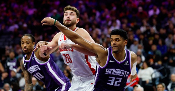 Sacramento Kings' Dylan Cardwell (R) and Houston Rockets center Alperen Şengün (C) fight for a rebound during overtime at Golden 1 Center, Sacramento, U.S., Dec. 21, 2025. (Reuters Photo)