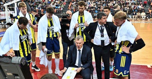 Fenerbahçe Beko coach Sarunas Jasikevicius (C) gives instructions to his players during the Süper Lig against Trabzonspor at Hayri Gür Sports Hall, Trabzon, Türkiye, Dec. 20, 2025. (AA Photo)