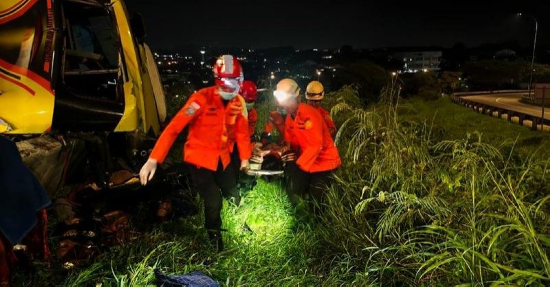 Rescuers transfer an injured passenger after a bus crash in Semarang, central Java, Indonesia, Dec. 22, 2025. (DHA Photo)