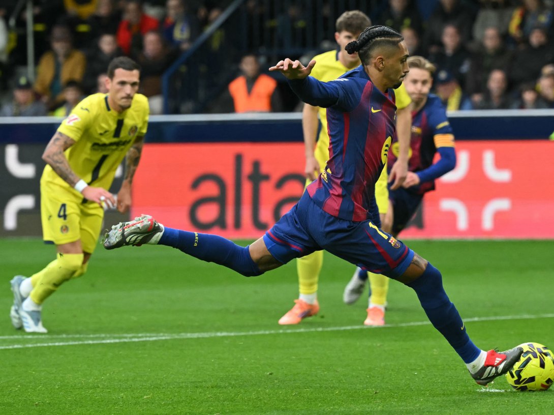 Barcelona's Raphinha scores the opening goal during the La Liga match against Villarreal at La Ceramica Stadium, Villarreal, Spain, Dec. 21, 2025. (AFP Photo)