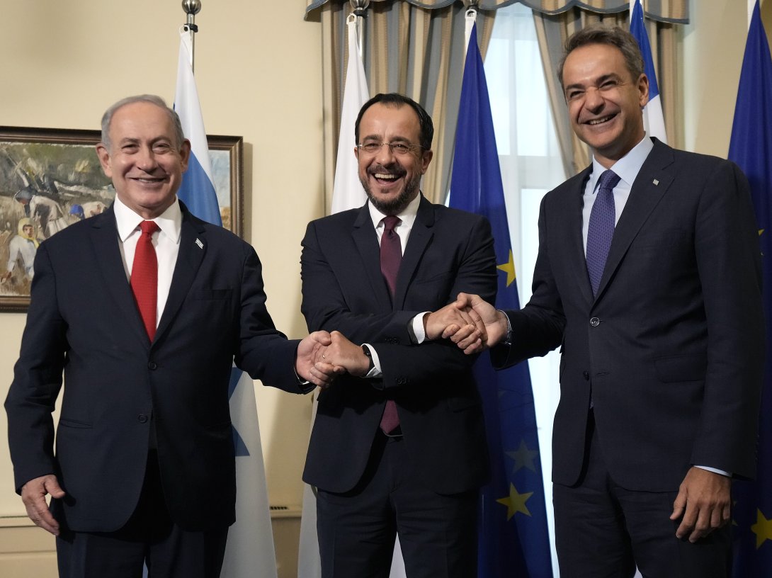 Greek Prime Minister Kyriakos Mitsotakis (R), Greek Cypriot head Nikos Christodoulides (C) and Israeli Prime Minister Benjamin Netanyahu (L) join hands after their meeting, Nicosia (Lefkoşa), Sept. 4, 2023. (AP Photo)