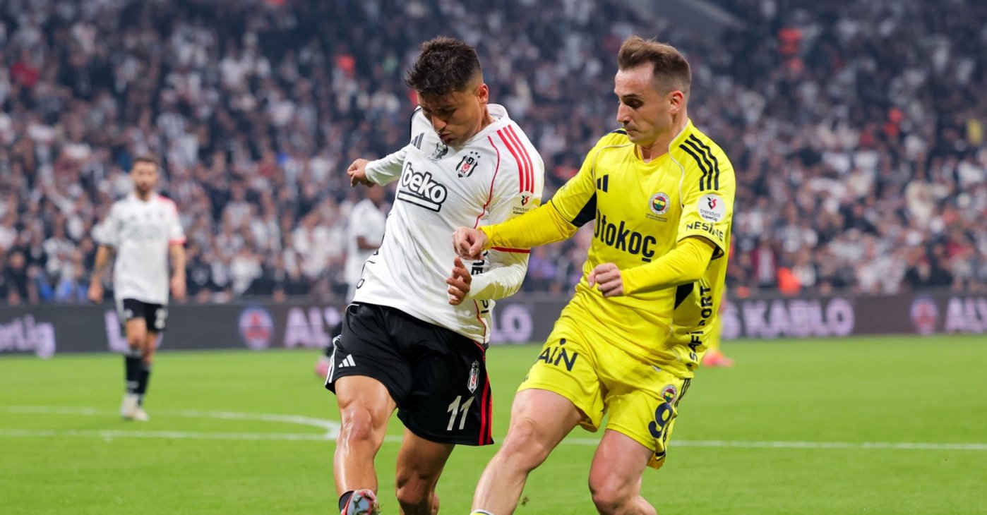 Beşiktaş's Cengiz Under (L) battles for the ball with Fenerbahçe's Kerem Aktürkoğlu during the Süper Lig match at Tüpraş Stadium, Istanbul, Türkiye, Nov. 2, 2025. (Getty Images Photo)