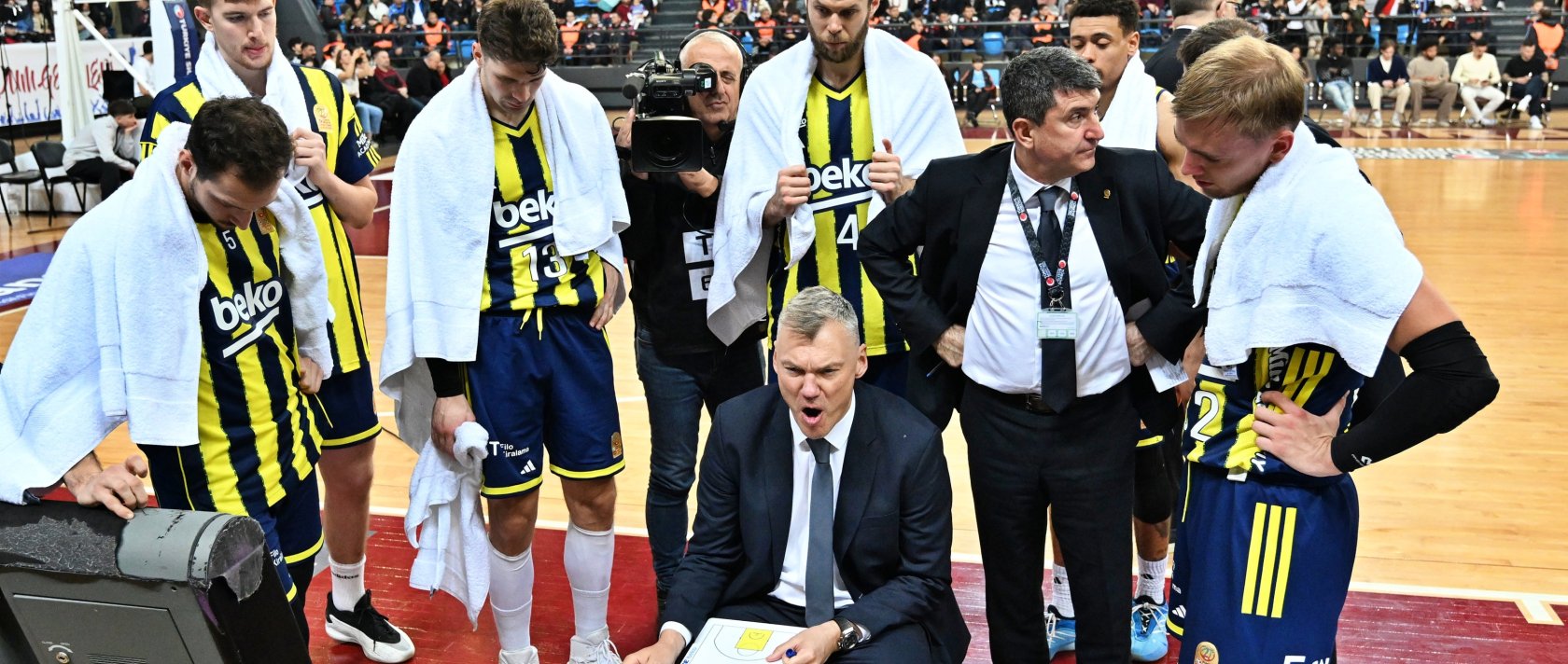 Fenerbahçe Beko coach Sarunas Jasikevicius (C) gives instructions to his players during the Süper Lig against Trabzonspor at Hayri Gür Sports Hall, Trabzon, Türkiye, Dec. 20, 2025. (AA Photo)