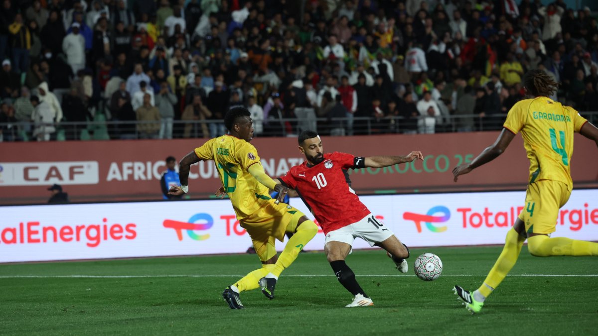Zimbabwe's Teenage Hadebe (L) challenges as Egypt's Mohamed Salah goes on to score the second goal during the Africa Cup of Nations (CAN) group B football match at Adrar Stadium, Agadir, Morocco, Dec. 22, 2025. (AFP Photo)