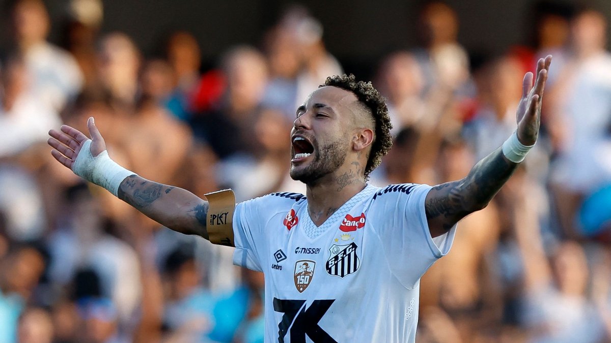 Santos' Neymar celebrates at the end of the Brasileirao Serie A football match between Santos and Cruzeiro at the Urbano Caldeira Stadium, Santos, Brazil, Dec. 7, 2025. (AFP Photo)