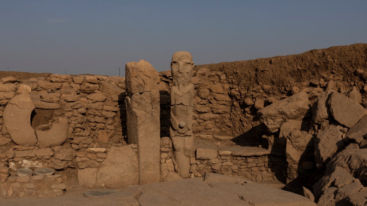 A pillar and a human statue stand at the Karahantepe excavation site near the southeastern city of Şanlıurfa, Türkiye, Nov. 25, 2025. (Reuters Photo)