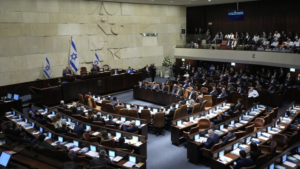 Israel extends media law that banned Al Jazeera by 2 more years