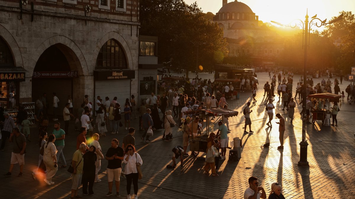 Türkiye hikes minimum wage for 2026 by 27%