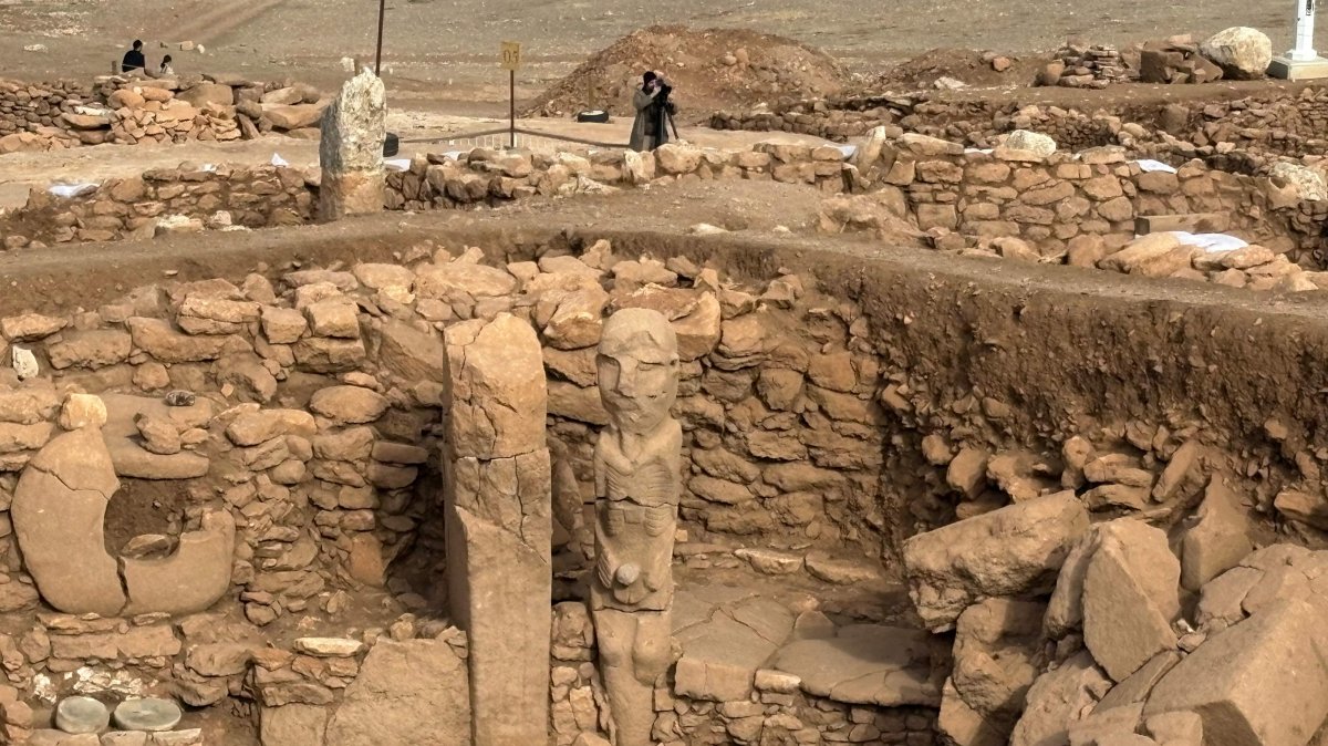 A pillar and a human statue stand at the archaeological site of Karahantepe in the southeastern city of Şanlıurfa, Türkiye, Nov. 26, 2025. (AFP Photo)