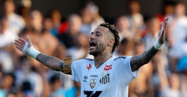 Santos' Neymar celebrates at the end of the Brasileirao Serie A football match between Santos and Cruzeiro at the Urbano Caldeira Stadium, Santos, Brazil, Dec. 7, 2025. (AFP Photo)