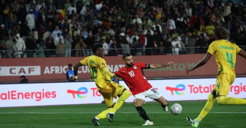 Zimbabwe's Teenage Hadebe (L) challenges as Egypt's Mohamed Salah goes on to score the second goal during the Africa Cup of Nations (CAN) group B football match at Adrar Stadium, Agadir, Morocco, Dec. 22, 2025. (AFP Photo)