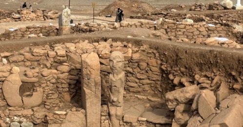 A pillar and a human statue stand at the archaeological site of Karahantepe in the southeastern city of Şanlıurfa, Türkiye, Nov. 26, 2025. (AFP Photo)