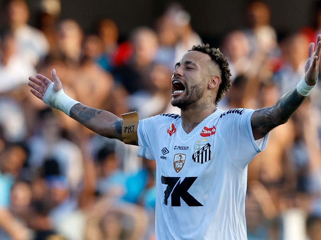 Santos' Neymar celebrates at the end of the Brasileirao Serie A football match between Santos and Cruzeiro at the Urbano Caldeira Stadium, Santos, Brazil, Dec. 7, 2025. (AFP Photo)