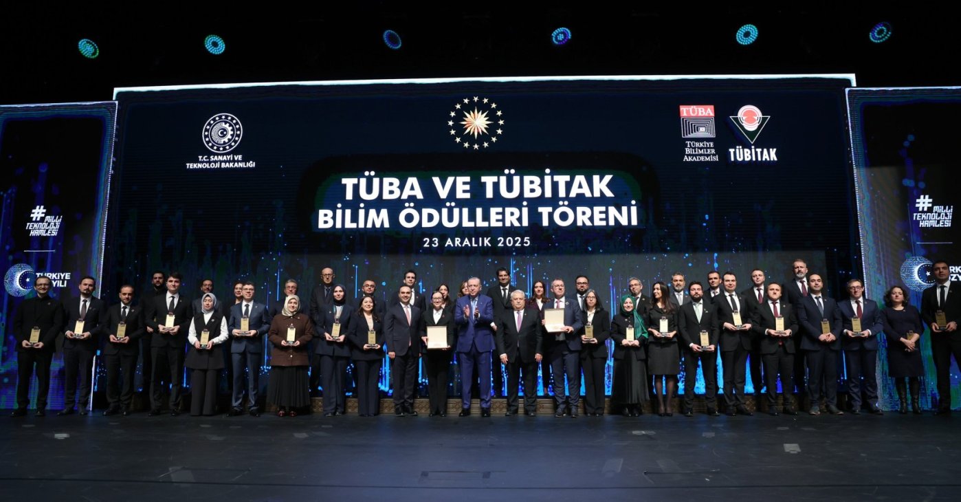 President Recep Tayyip Erdoğan poses for a family photo with award recipients after the TÜBA and TÜBİTAK Science Awards ceremony, Ankara, Türkiye, Dec. 23, 2025. (AA Photo)