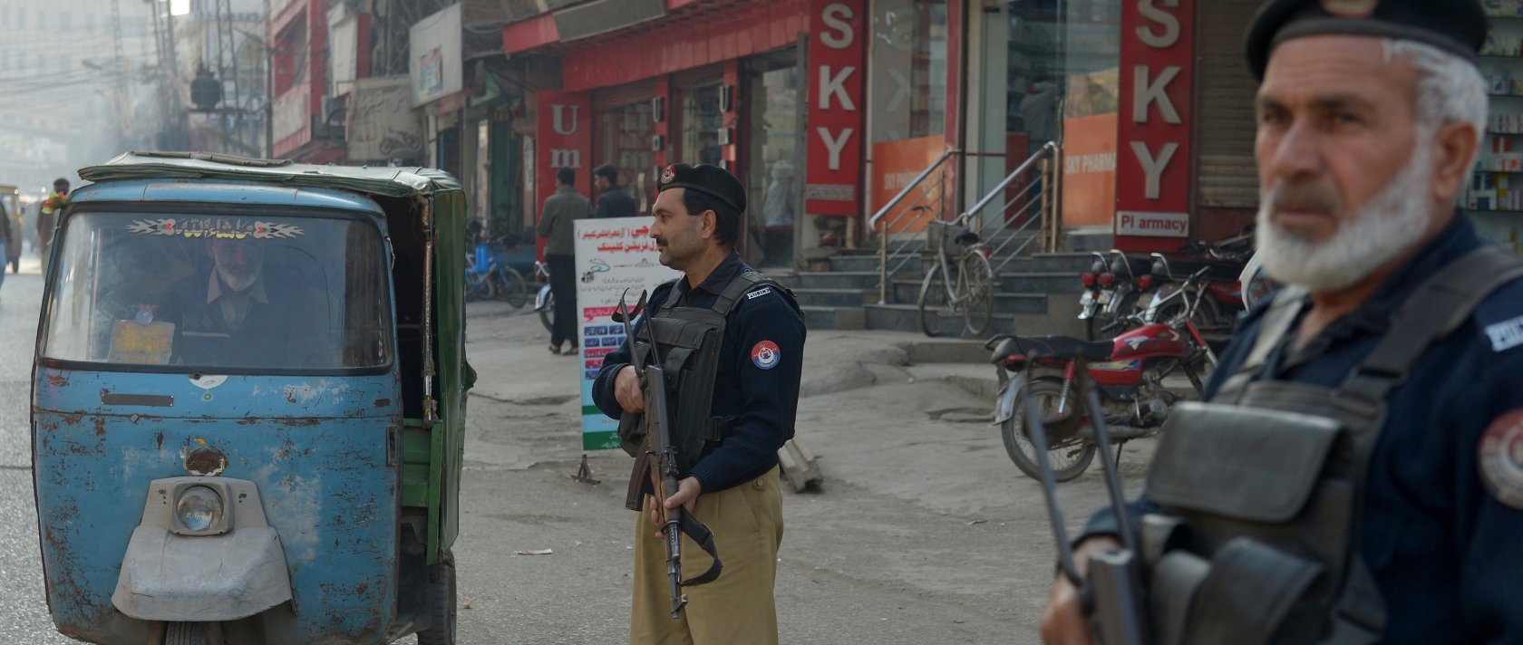 This file photo shows Pakistani Police officers standing guard at a checkpoint in Peshawar, Khyber Pakhtunkhwa, Pakistan, Nov. 25, 2025. (EPA Photo)
