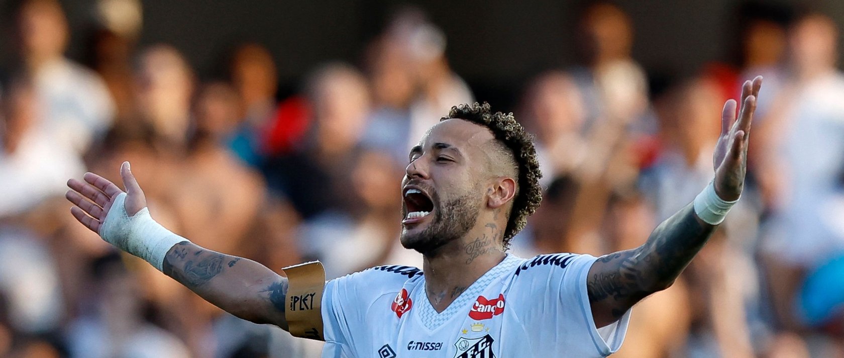 Santos' Neymar celebrates at the end of the Brasileirao Serie A football match between Santos and Cruzeiro at the Urbano Caldeira Stadium, Santos, Brazil, Dec. 7, 2025. (AFP Photo)