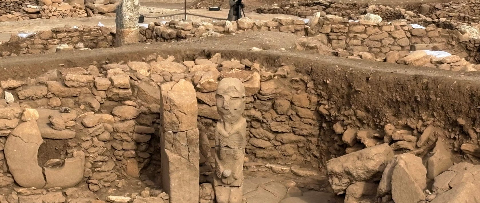 A pillar and a human statue stand at the archaeological site of Karahantepe in the southeastern city of Şanlıurfa, Türkiye, Nov. 26, 2025. (AFP Photo)