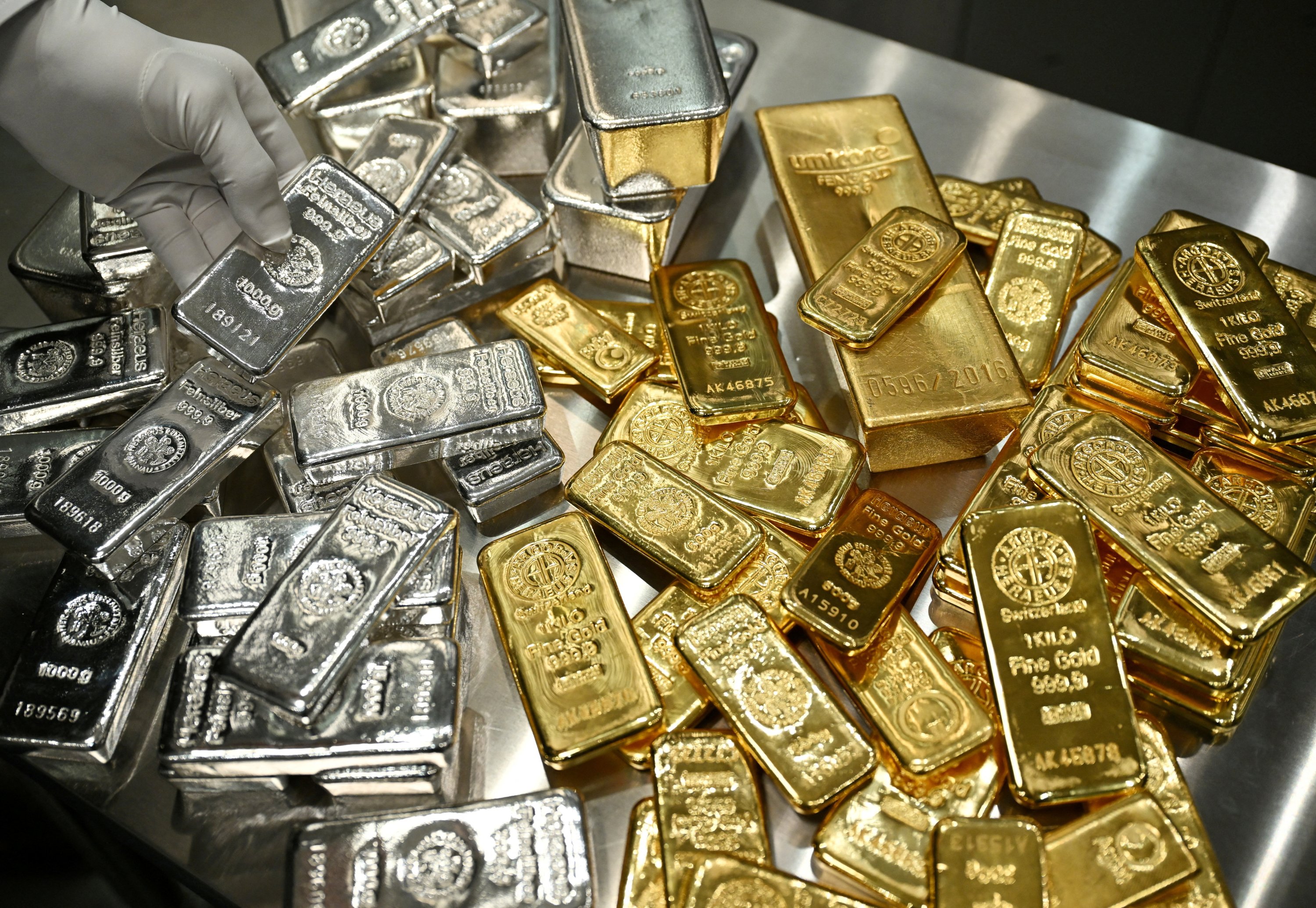 Metal markets frenzy: Gold tops $4,500, silver joins rally to new high