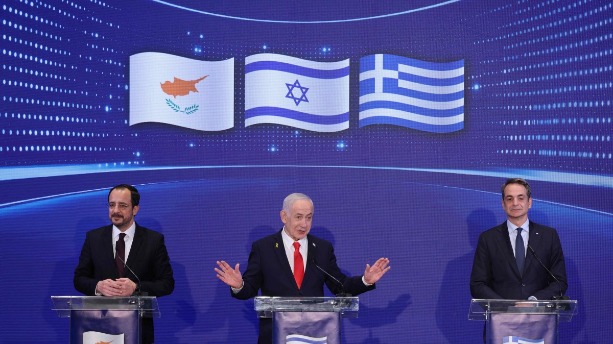Israeli Prime Minister Benjamin Netanyahu (C), Greek Cypriot leader Nikos Christodoulides (L) and Greek Prime Minister Kyriakos Mitsotakis (R) hold a joint press conference after a trilateral meeting, west Jerusalem, Israel, Dec. 22, 2025. (AFP Photo)