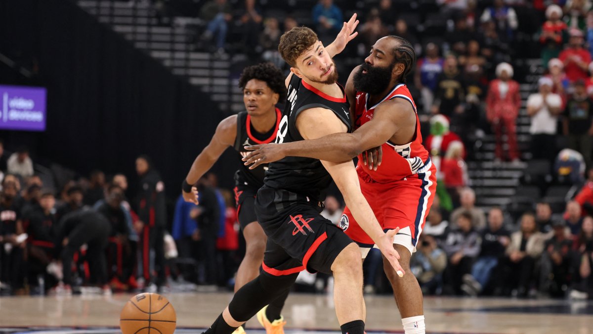 Los Angeles Clippers guard James Harden (R) passes the ball around Houston Rockets center Alperen Şengün during the first quarter at Intuit Dome, Inglewood, U.S., Dec. 23, 2025. (Reuters Photo)