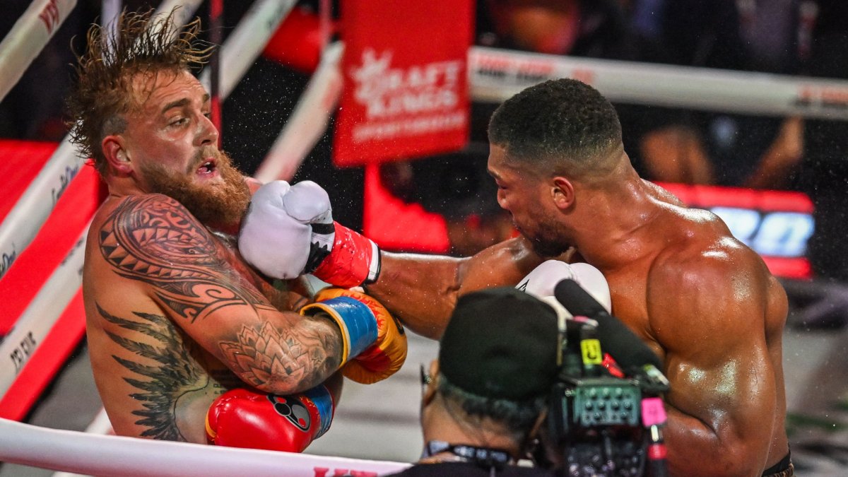US boxer and influencer Jake Paul (L) and British boxer Anthony Joshua fight in a non-title heavyweight bout at the Kaseya Center, Miami, U.S., Dec. 19, 2025. (AFP Photo)