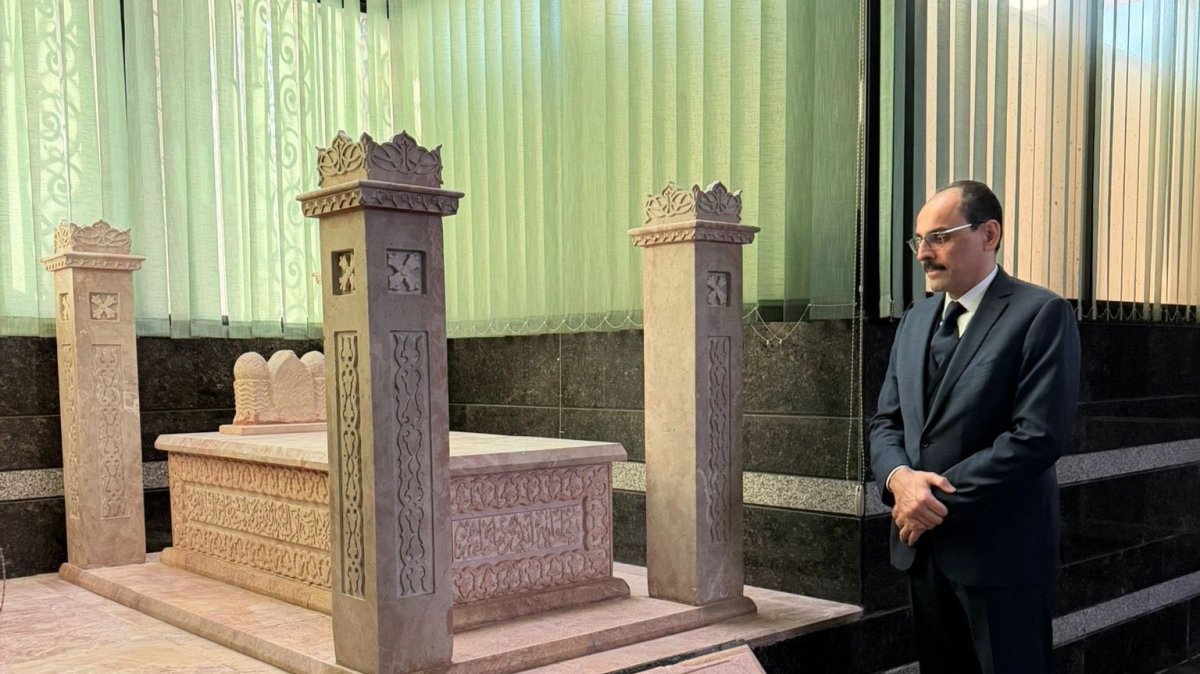 Turkish intelligence chief visits al-Farabi's tomb in Damascus