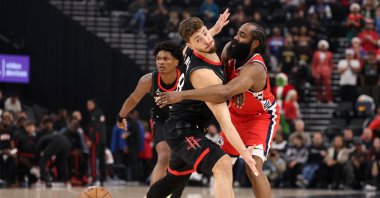 Los Angeles Clippers guard James Harden (R) passes the ball around Houston Rockets center Alperen Şengün during the first quarter at Intuit Dome, Inglewood, U.S., Dec. 23, 2025. (Reuters Photo)