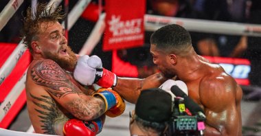 US boxer and influencer Jake Paul (L) and British boxer Anthony Joshua fight in a non-title heavyweight bout at the Kaseya Center, Miami, U.S., Dec. 19, 2025. (AFP Photo)