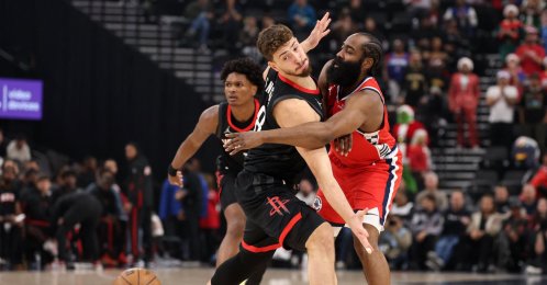 Los Angeles Clippers guard James Harden (R) passes the ball around Houston Rockets center Alperen Şengün during the first quarter at Intuit Dome, Inglewood, U.S., Dec. 23, 2025. (Reuters Photo)