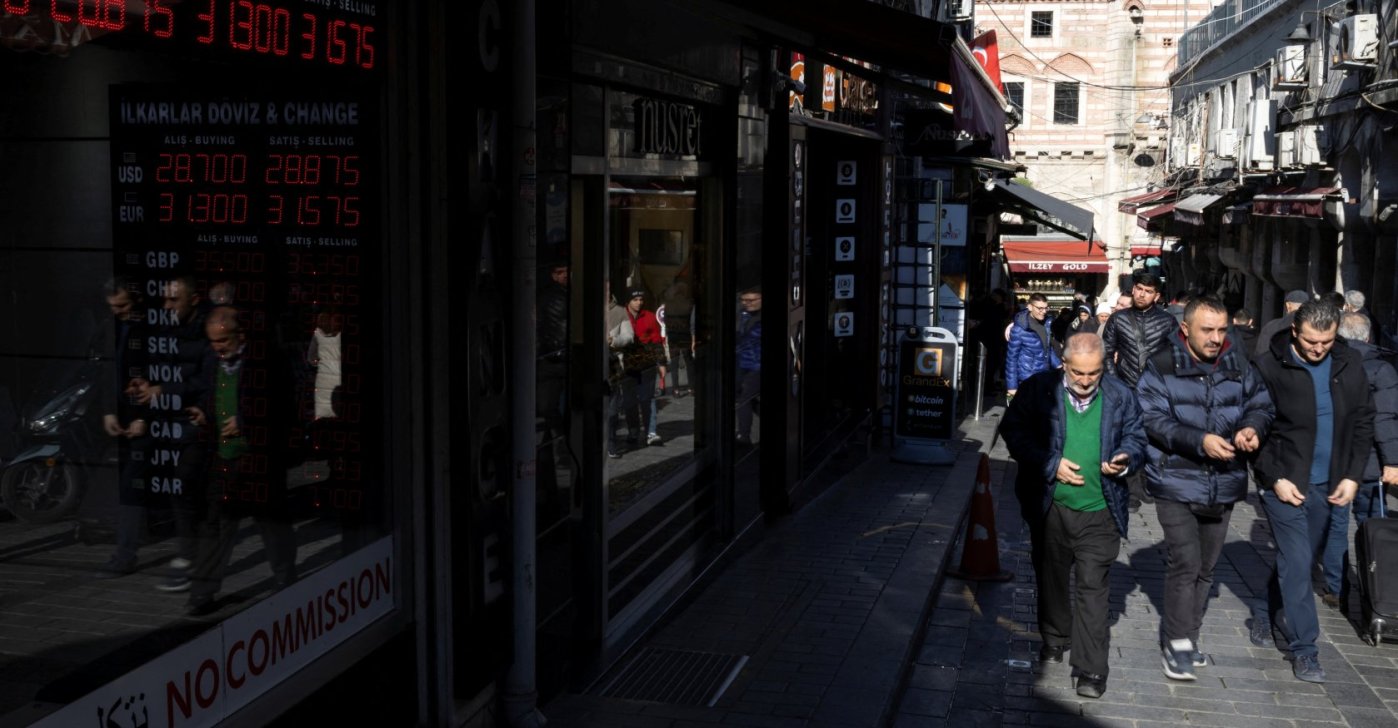 People walk past an exchange office, Istanbul, Türkiye, Nov. 27, 2023. (Reuters Photo)